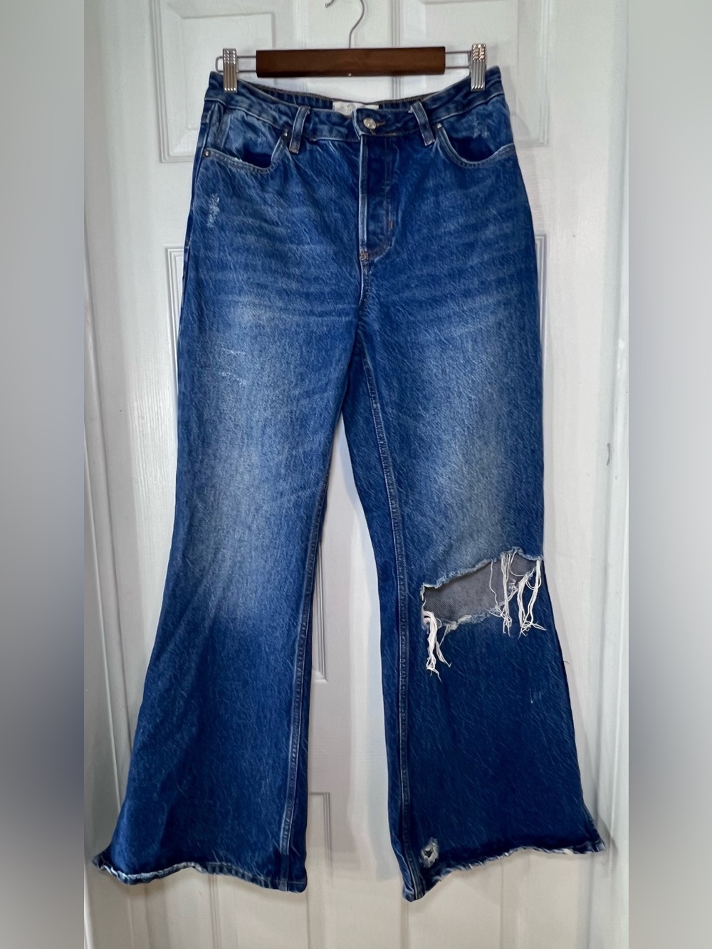 We The Free Blue Wide-Leg Distressed Jeans with Knee Rip Size 26